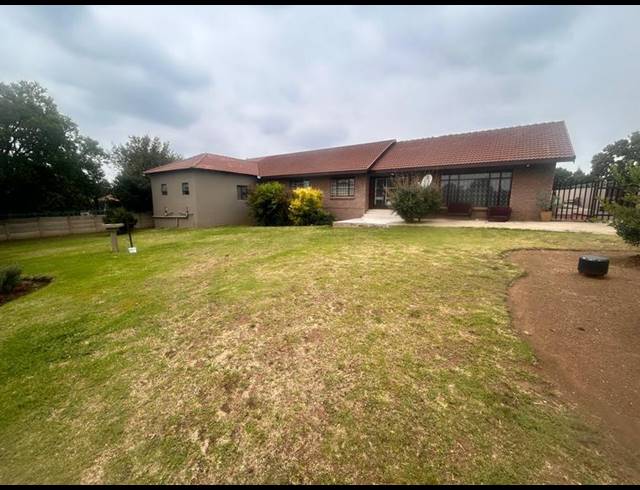 8 BEDROOM HOUSE FOR SALE IN STANFIELD HILL